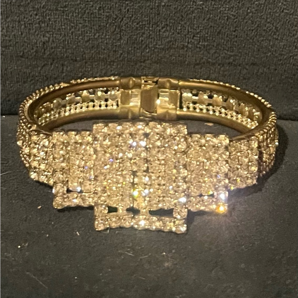 Elegant Gold Bracelet with Crystal Accents